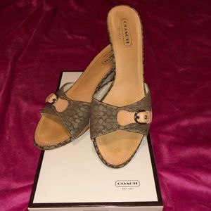 Coach 3in khaki/natural slip on sandals size 9